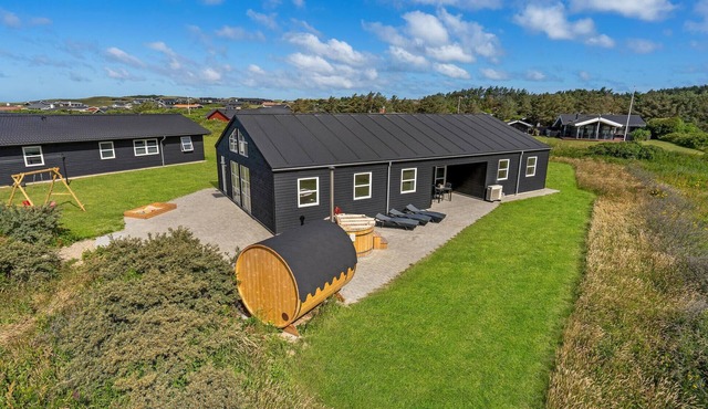 Amazing home in Løkken with WiFi