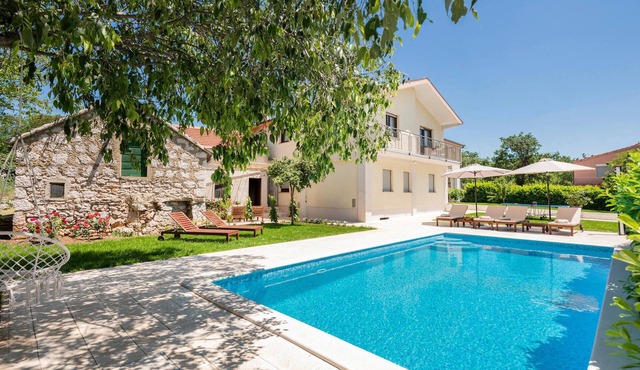 Amazing home in Lovrec