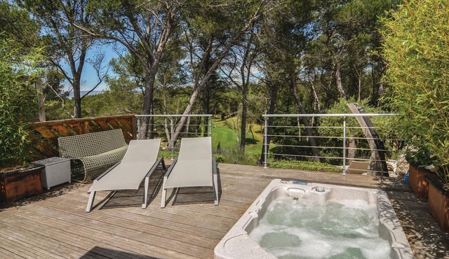 Amazing home in Mallemort with WiFi