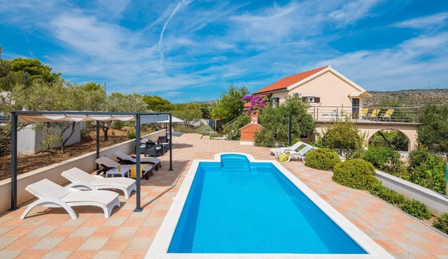 Amazing home in Milna