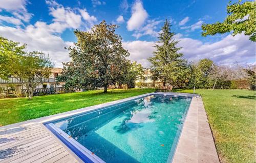 Amazing Home In Montgaillard