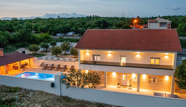 Amazing home in Nadin