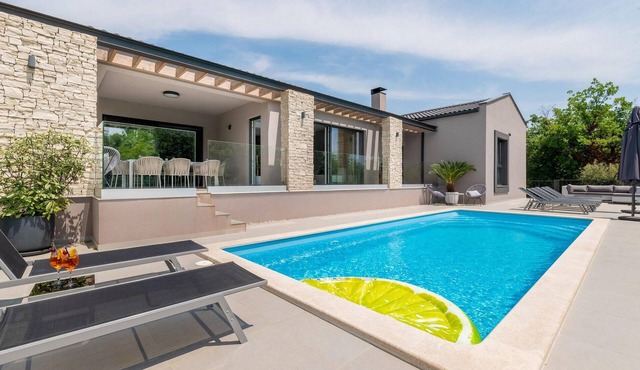 Amazing home in Nedescina