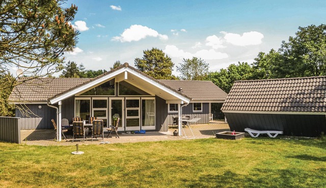 Amazing home in Oksbøl with sauna