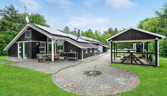 Amazing home in Oksbøl with sauna