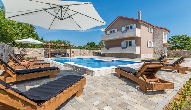 Amazing home in Perusic Donji