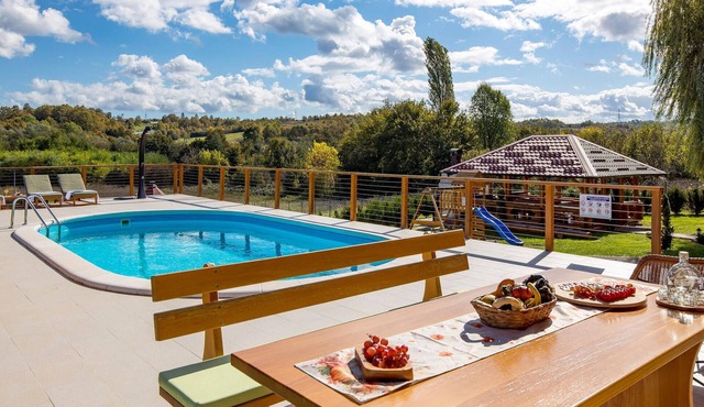Amazing home in Petrinja with Wi-Fi
