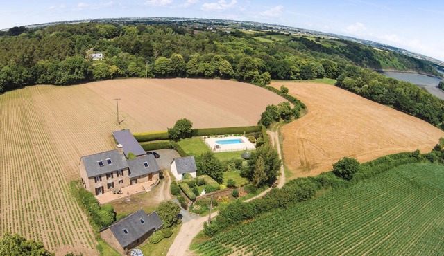 Amazing home in Pleudaniel