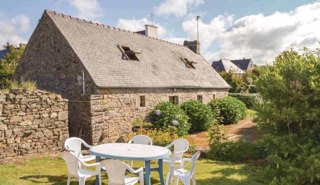 Amazing home in Plozevet with kitchen