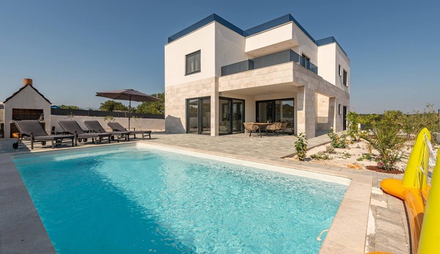 Amazing home in Poljica Brig