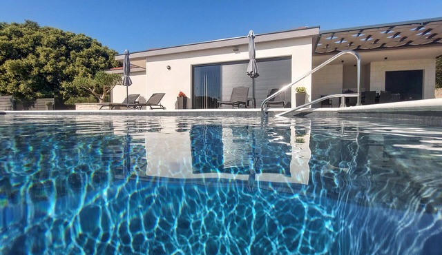 Amazing home in Polaca with private swimming pool, can be inside or outside