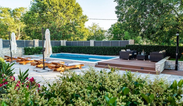 Amazing home in Pridraga