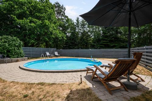 Amazing Home In Rønde With 2 Bedrooms, Swimming Pool And Wifi