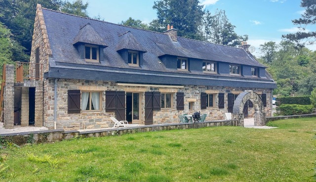 Amazing home in Saint-Thurien with WiFi