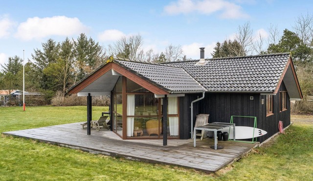 Amazing home in Spøttrup with kitchen