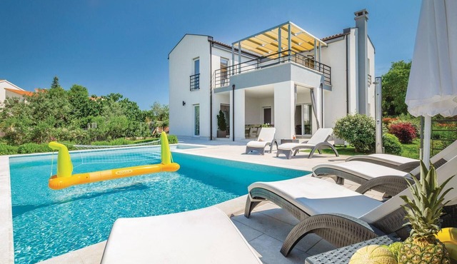 Amazing home in Stinjan
