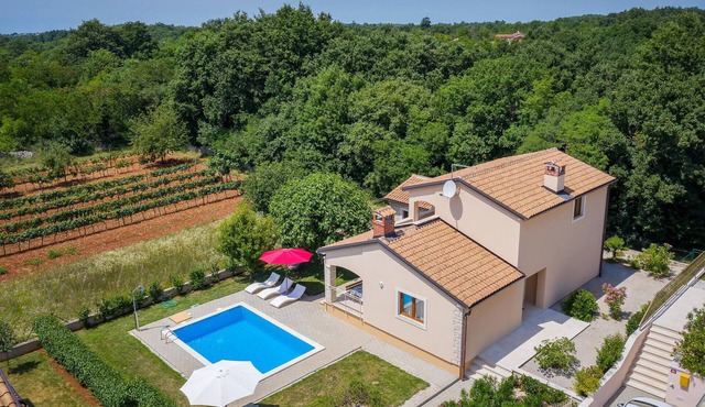 Amazing home in Tinjan