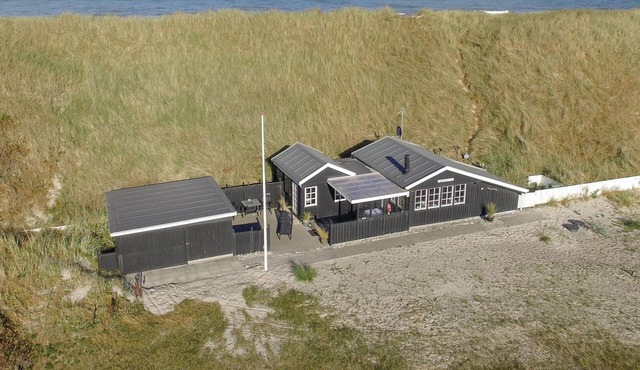 Amazing home in Ulfborg with kitchen