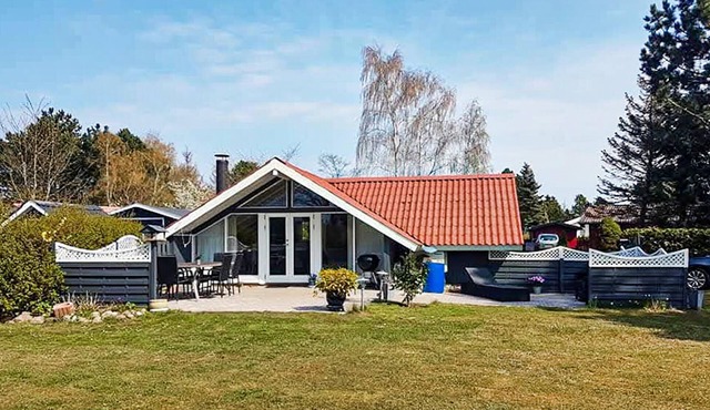 Amazing home in Væggerløse with WiFi
