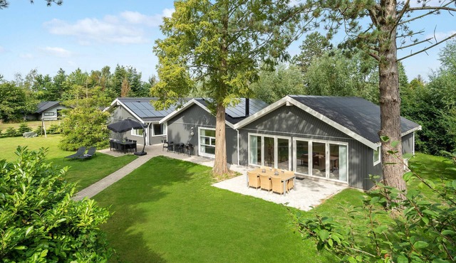 Amazing home in Væggerløse with sauna