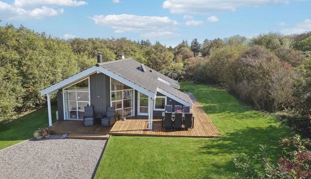 Amazing home in Vestervig with kitchen