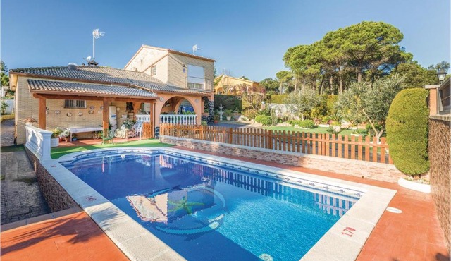 Amazing home in Vidreres with WiFi, Outdoor swimming pool and Swimming pool