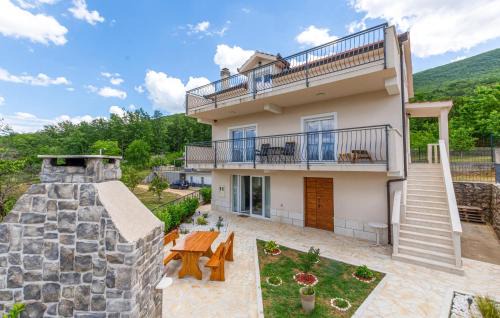 Amazing Home In Vrlika With House A Mountain View