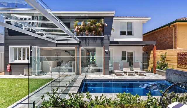 Amazing home with swimming pool, close to Shoal Bay Beach!