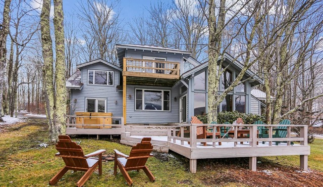 Amazing house in an incredible location provides great views and lake access!