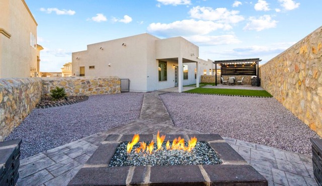 Amazing house with beautiful backyard and comfortable king size bed
