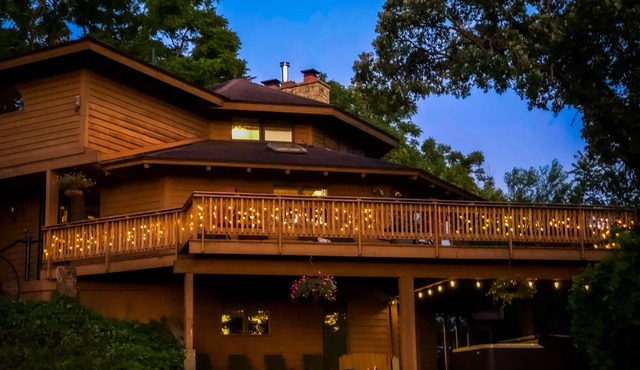 amazing house, with10 mile views, on 300 acres near Galena Territory. Hot tub.