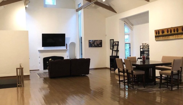 AMAZING HUGE GALLERY APARTMENT + FREE PARKING IN PRIME LOCATION