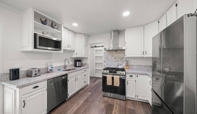 *Amazing Indoor Fire Place *Cozy Home Long Beach*