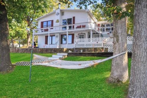 Amazing Lake Experiences! Private Hot Tub, Aamazing Dock, Firepit & Two Layers of Decks