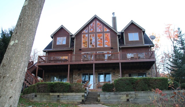 AMAZING LAKE FRONT 7 BR Home, Dog Friendly, Hot Tub, Fire Pit, Dock, Pool Table