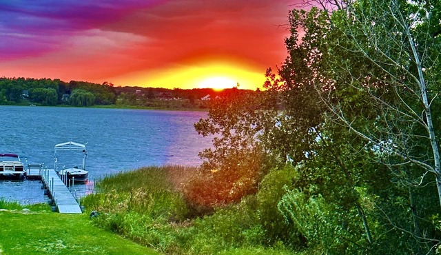 AMAZING LAKE HOUSE 1 hour from cities, Goose Lake, "Where up North starts."