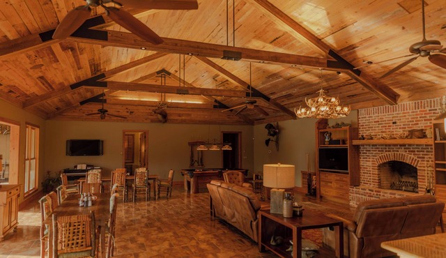 Amazing Lake House w/Master Suite! Private Party, Christmas, Family Reunions!
