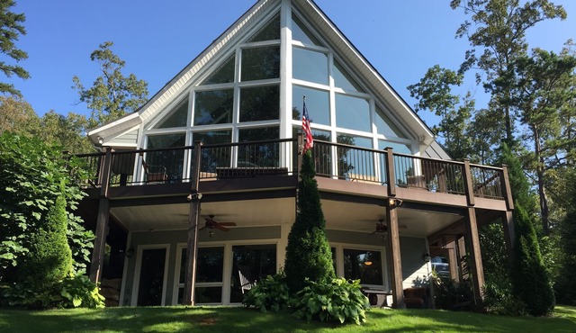 Amazing Lake Keowee Home! Private Dock, Fire Pit, and Bunk House by the water!