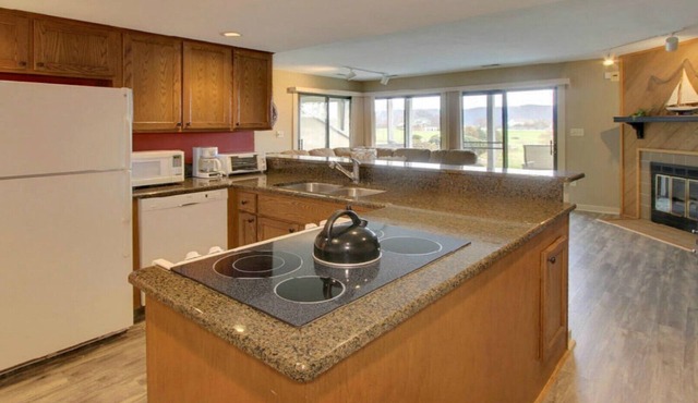 AMAZING LAKE LOCATION! Stay a week for 30% discount! MANY Resort Amenities!