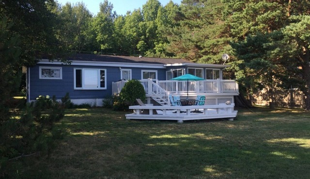 Amazing Lake Ontario Cottage - Close to the County!