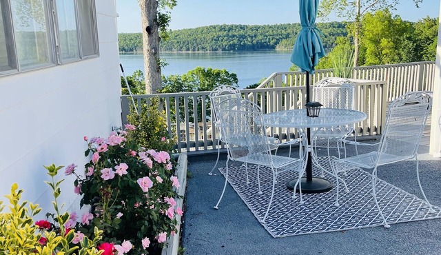 Amazing Lake View 3-bedroom Cottage close to ramp