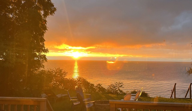Amazing lake view and peaceful cottage with kayaks