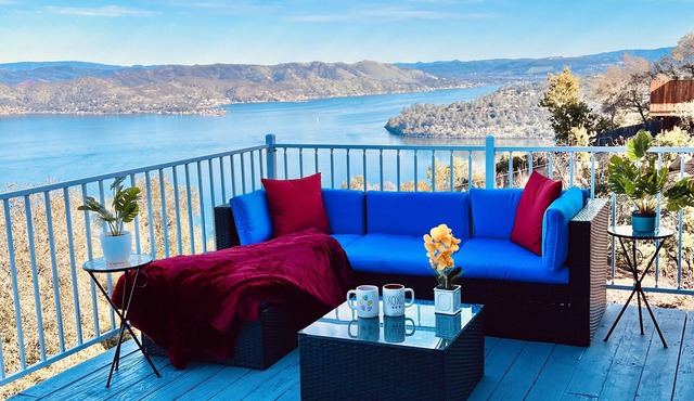 Amazing Lake View Home w Pool table Ping-Pong BBQ Deck, Watch Sunset