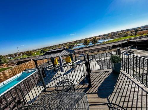 Amazing Lake View Heated Pool Swim Spa and Hot Tub