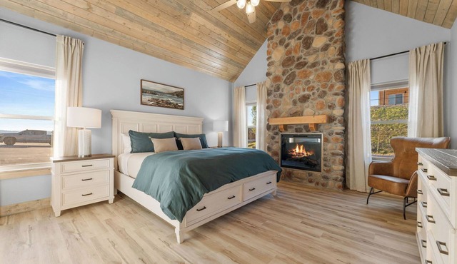 Amazing Lake View! No Stairs Cabin! Indoor Pool!