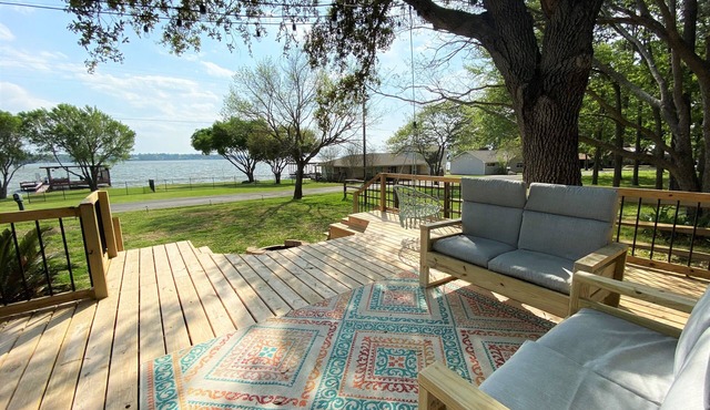 AMAZING Lake Views - Modern Luxury, Pet-friendly, Cowboy Pool, 2 King Beds!