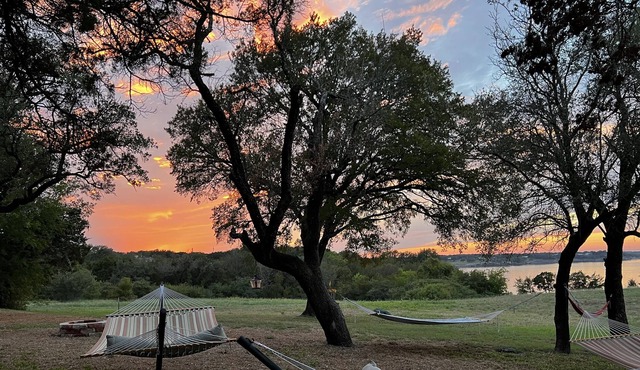 Amazing Lake Views, Relaxing Retreat, Stunning Sunrise & Sunsets, Walk to Water