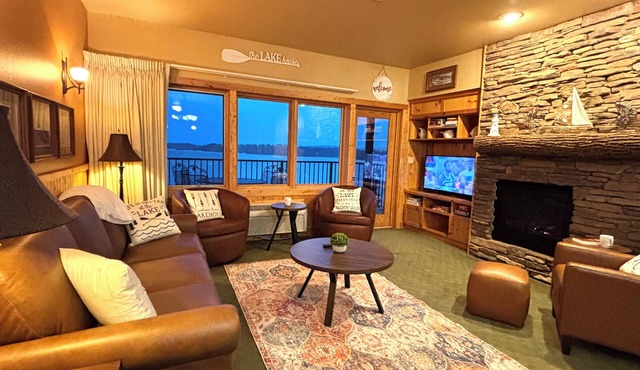 Amazing Lake Views | 2BR w/King Suite | Pools