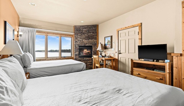 Amazing Lake Views, Studio, 2 Queen Beds & Pools