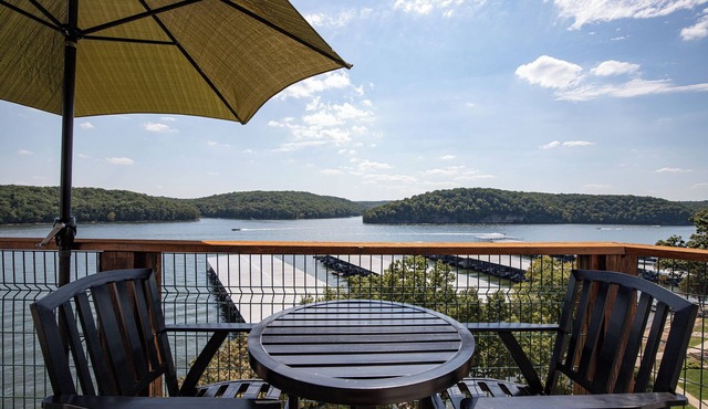 Amazing Lake Views With Pool, Loft, & Balcony